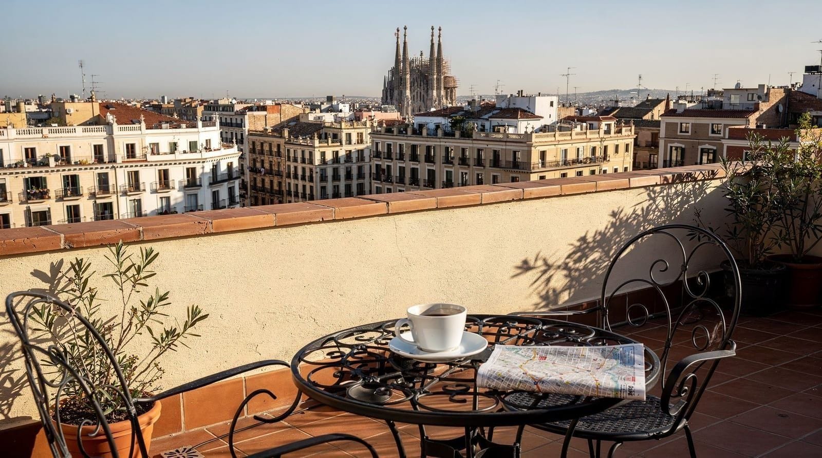 Barcelona itinerary tips: how to plan your visit without wasting time — The logistics most Barcelona guides skip: when to book, how to sequence sites, w
