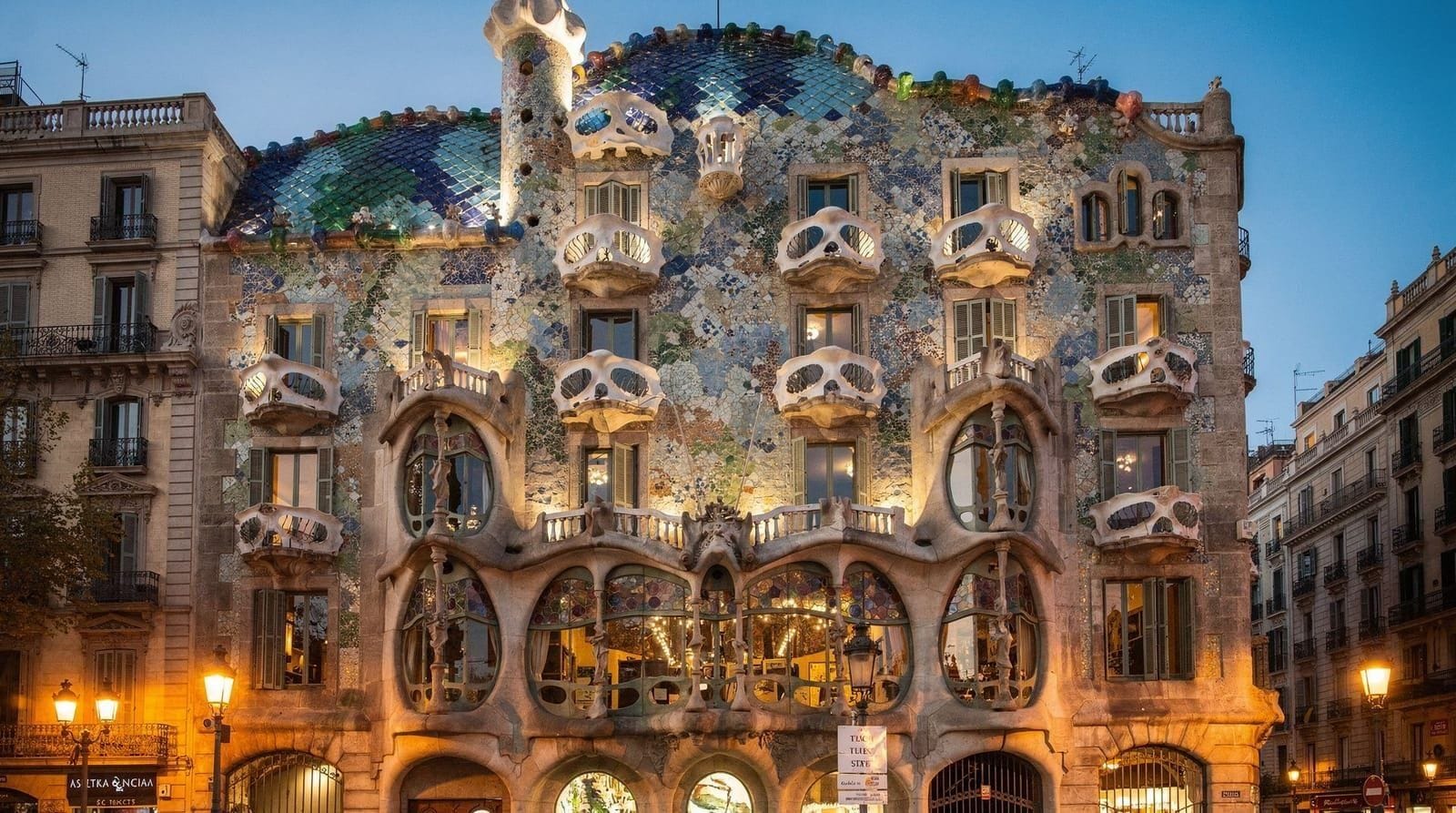Barcelona: Casa Batlló fast-track tickets and architecture tour