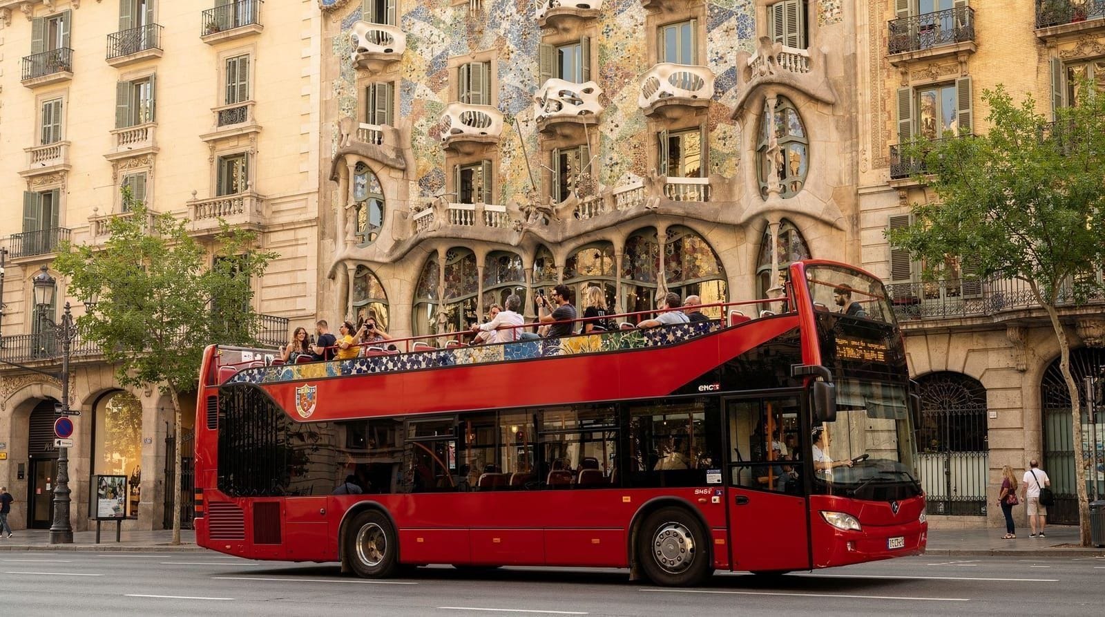 Hop-on hop-off bus Barcelona: honest guide for 2026 — Honest guide to Barcelona's hop-on hop-off tourist buses: 3 routes, real prices,