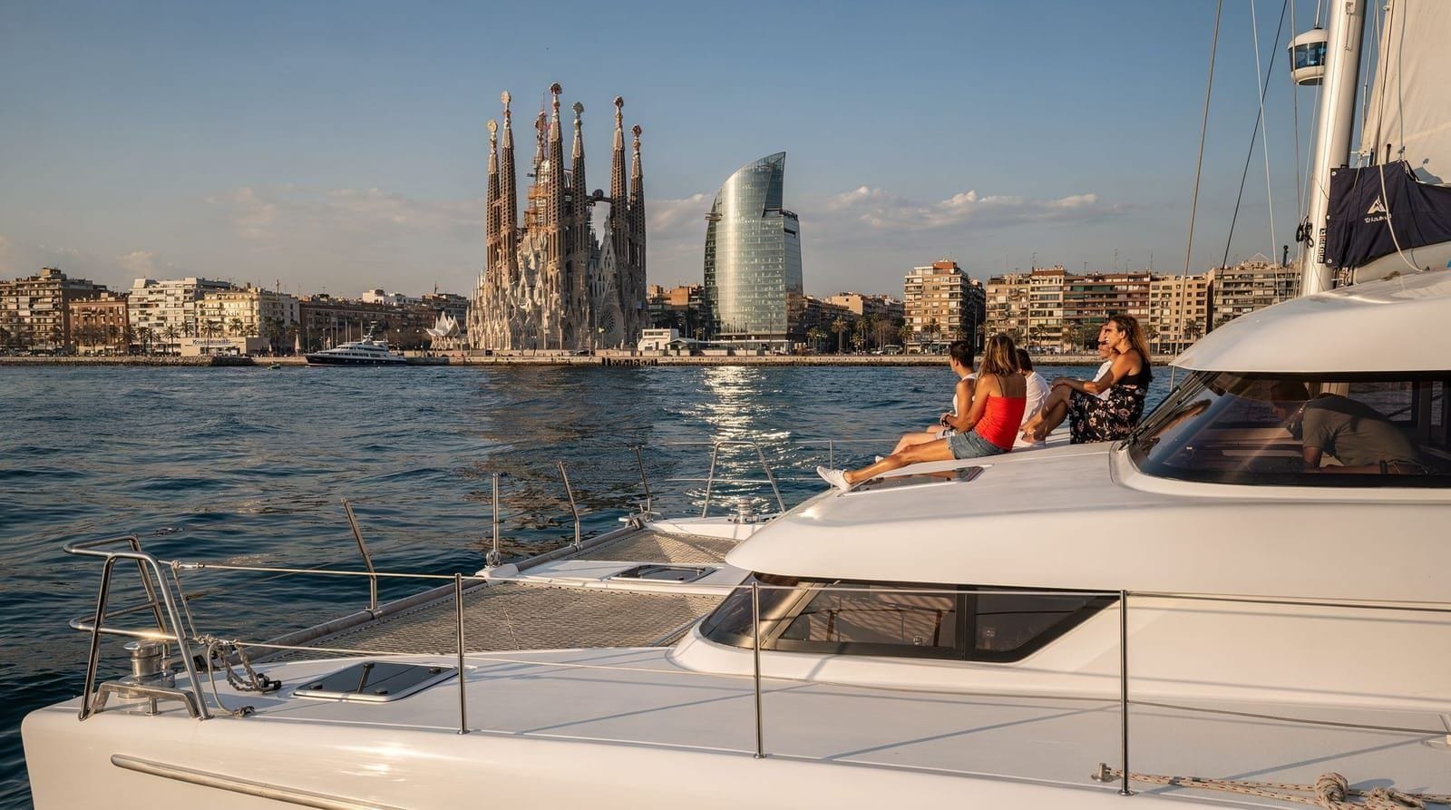 Sailing and catamaran tours in Barcelona: what to book